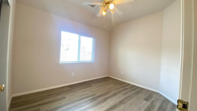 Building Photo - 2503 Westerlake Dr