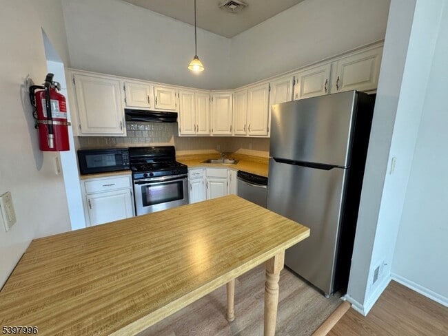 Building Photo - 410 Spruce Hills Dr