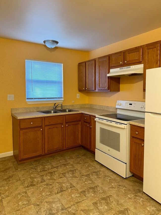 Building Photo - Cozy 2-Bedroom Home with Hardwood Floors N...