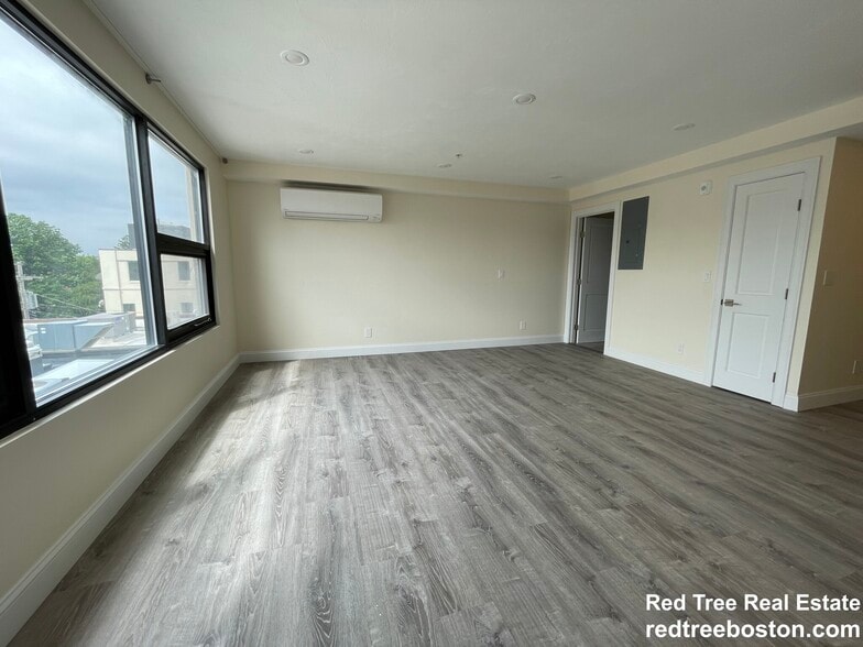 Building Photo - 1028a Commonwealth Ave