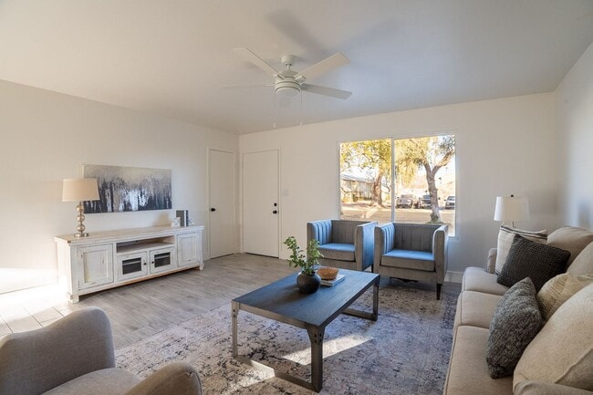 Building Photo - Gated community townhome- fully updated!