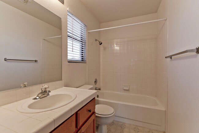 Building Photo - Beautiful home in the Lakes