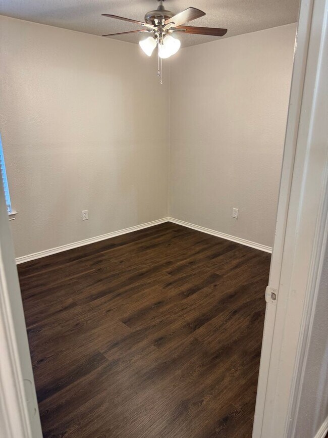 Building Photo - 523 Oakwood Ln