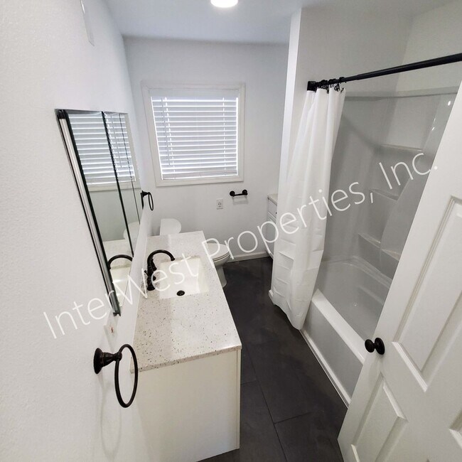 Building Photo - 3+bd 1.5 ba Single Level West Salem Home w...