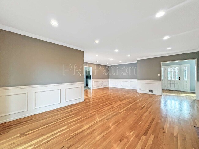 Building Photo - 5147 E Los Flores St