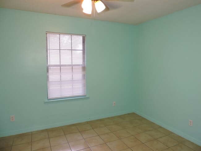 Building Photo - Convenient Norttheast location!