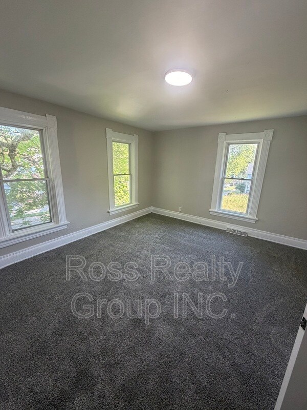 Building Photo - 148 Gibbons St