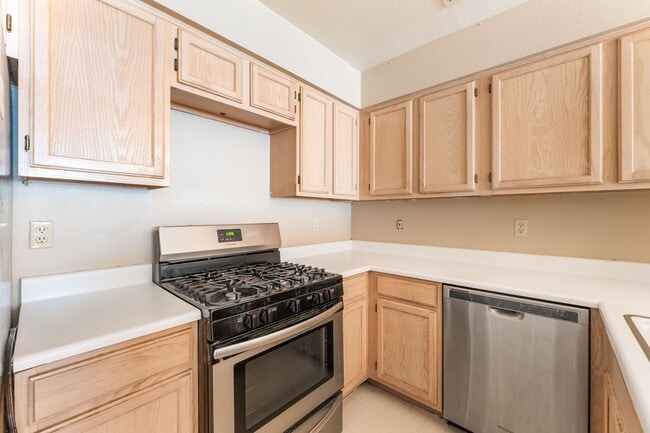 Building Photo - Single Story  2 bedroom and 2 bathroom Con...