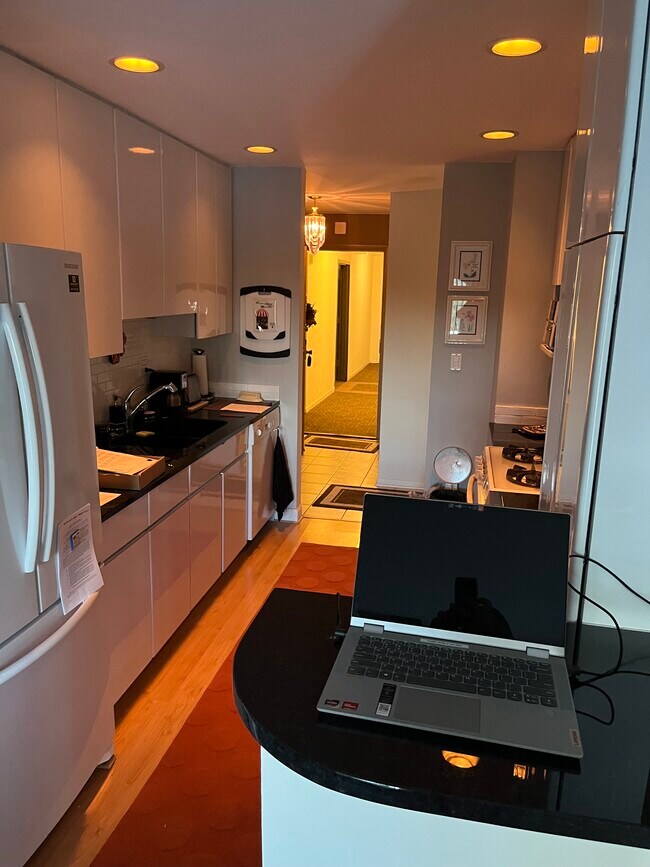 Building Photo - 2150 Valencia Dr