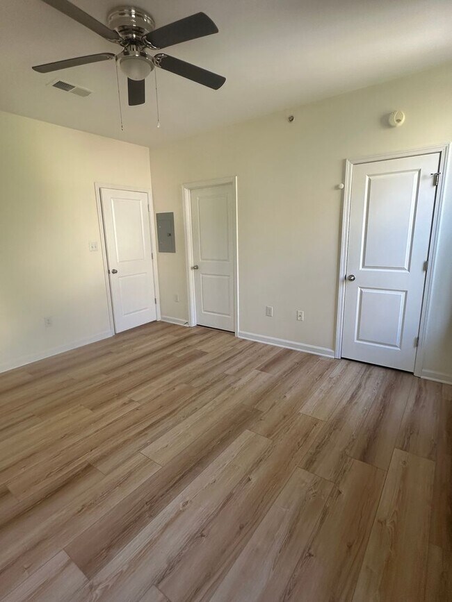 Building Photo - Fabulous 1BR condo in popular Walker Square