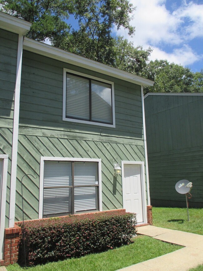Building Photo - 301 S Lipona Rd