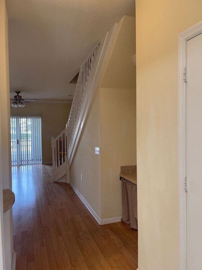 Building Photo - Beautiful 2 bedroom 2.5 bathroom townhome