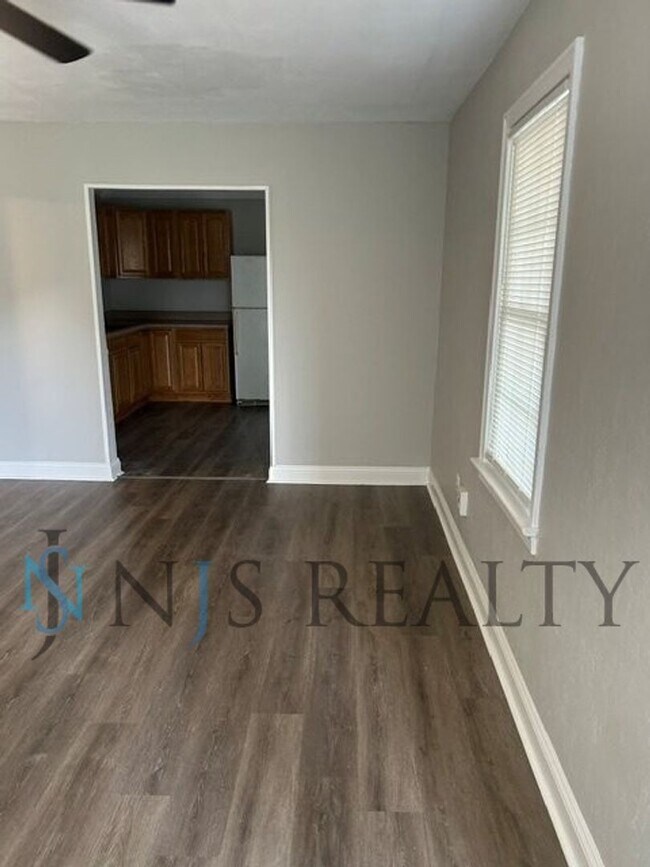 Building Photo - JUST RENOVATED! 2/1, 1180sq ft, Fully Updated Kitchen~Bath ~floors. NEW Appliances & Paint... wit...