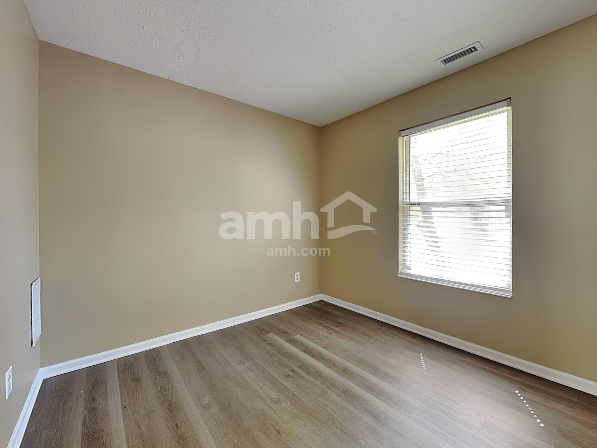 Building Photo - 19 Pond Ln