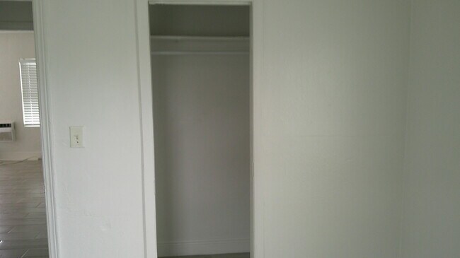 Building Photo - 900 W 9th St