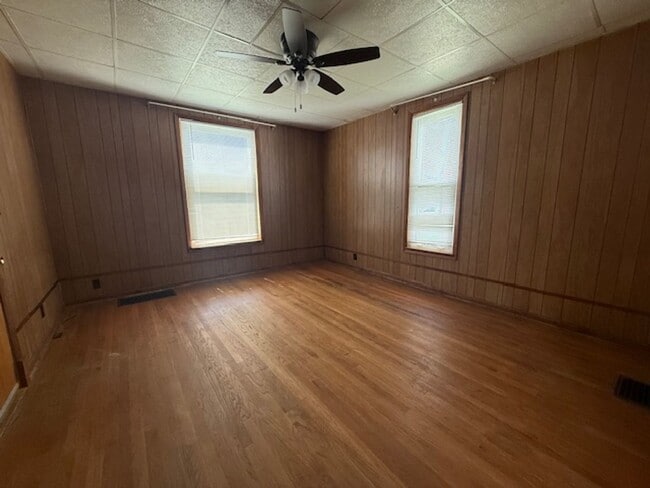 Building Photo - Classic Hardwood Floors, Fenced Yard & 2-Car Garage