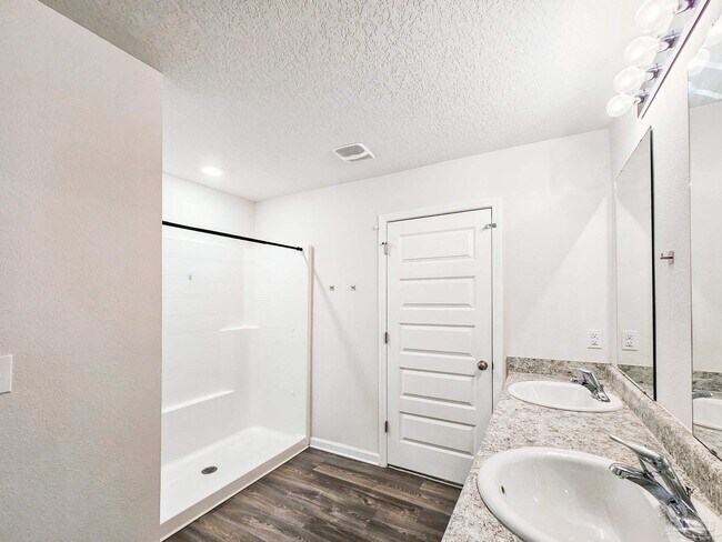 Building Photo - 5249 Peach Dr