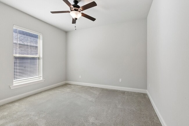 Building Photo - Modern Comfort Meets Cozy Charm in This 3-...