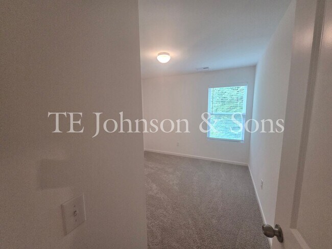 Building Photo - 223 Latrobe Ln