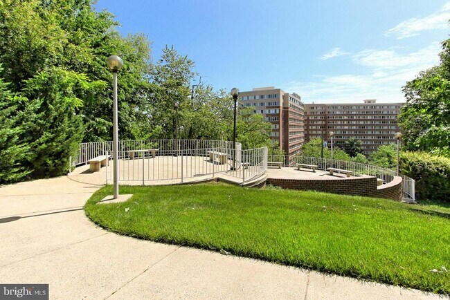 Building Photo - 1101 S Arlington Ridge Rd