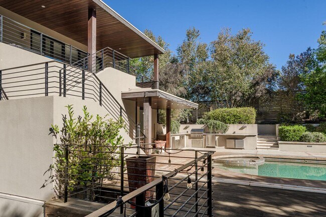 Building Photo - 2510 Skyfarm Dr