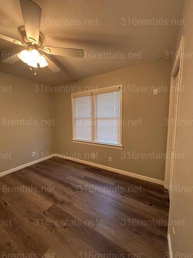 Building Photo - 3 bed 1 1/2 bath house available Now!!