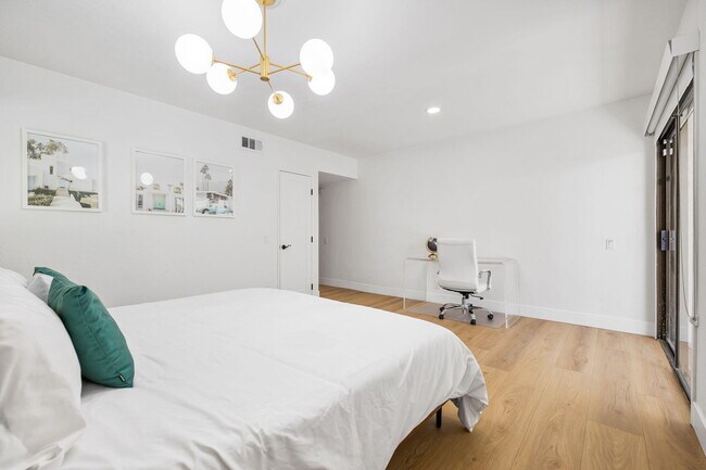 Building Photo - 1433 E Caleta Way