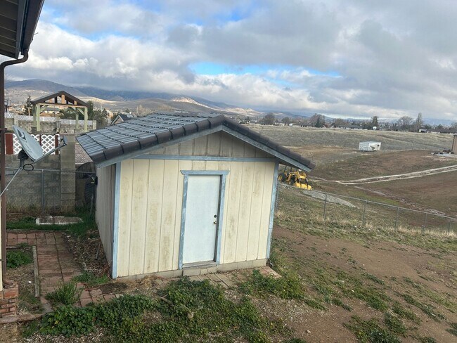 Building Photo - Horse Property in Golden Hills