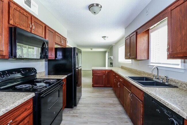 Building Photo - 5352 Patrick Henry Dr