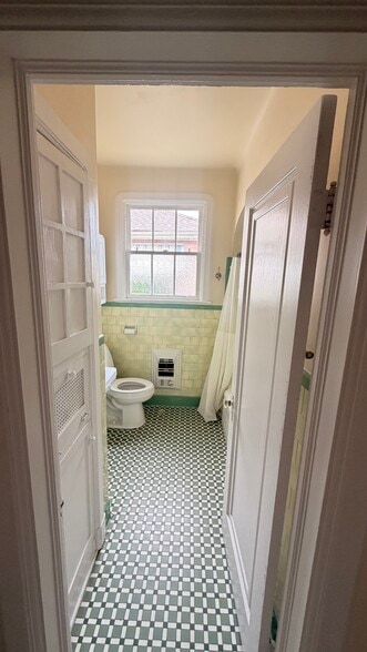 bathroom from hallway - 417 Coolidge St