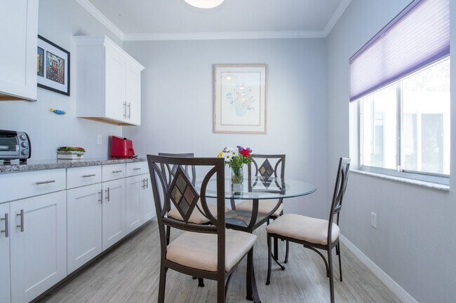 Building Photo - Fully Furnished - 2 bed 2 Bath villa - South Sarasota