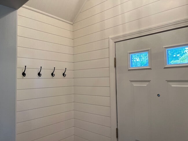 Building Photo - 3 Bedroom 2 Bath Furnished House Near Southport