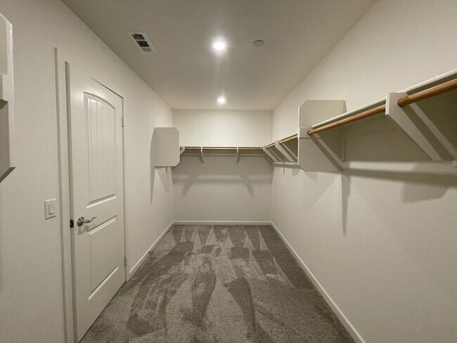 Building Photo - $1,000 Off 2nd Month’s Rent! 5-Bedroom Hom...
