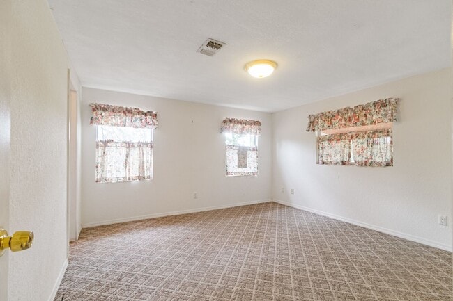 Building Photo - Escape to your private retreat!