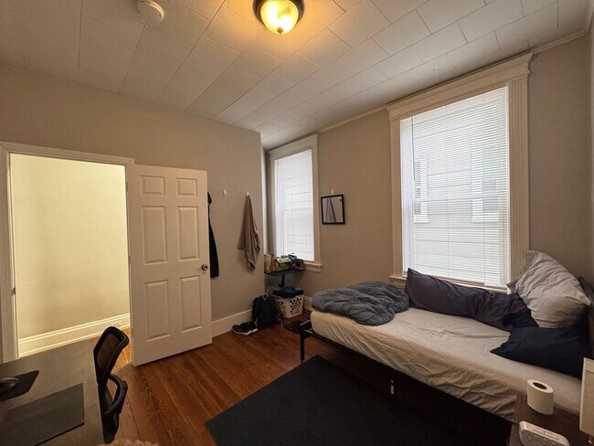 Building Photo - 5 Bedroom/ 2 Bathroom on Fairview Mins. from UC Campus Only $600/pp ($3,000/mo)!