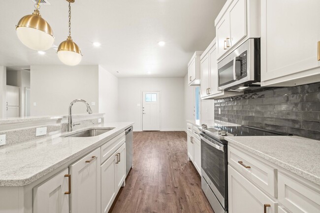 Building Photo - New Luxurious Townhome Located In Abbey Gl...