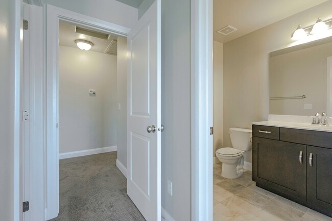 Building Photo - 3 Bedroom Townhome in Hidden Valley with C...
