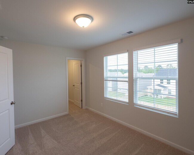 Building Photo - 572 Whippoorwill Dr