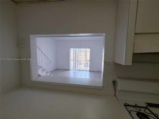 Building Photo - 1305 W 53rd St