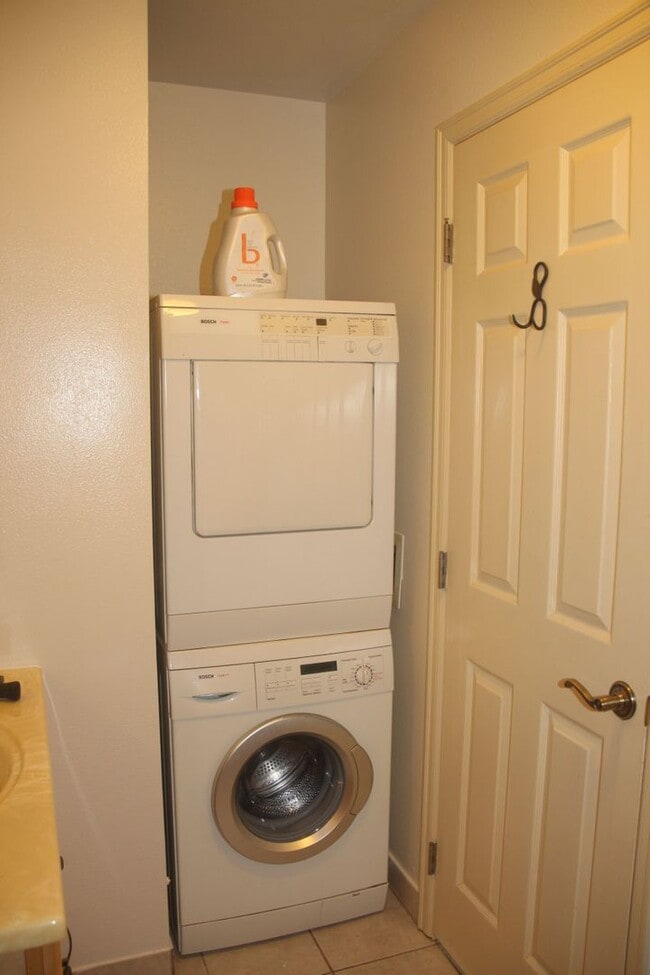 Building Photo - Highly Desirable Maui Gardens Unit Available 12/15/2025