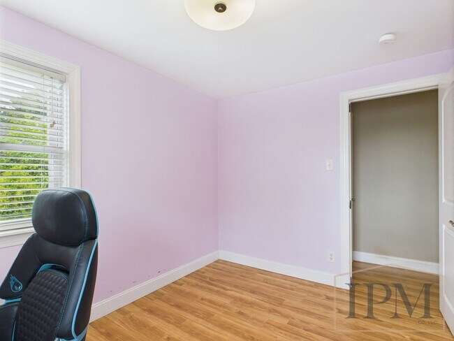 Building Photo - Available Now - Spacious 3-bedroom Home Lo...