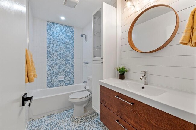 Building Photo - 1113 S Meadows Dr