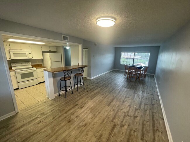 Building Photo - Spacious 2 Bedroom 2 Bath Condo  November ...