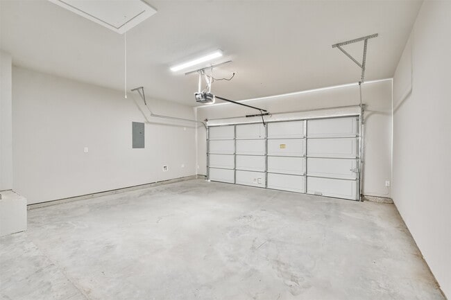 Building Photo - 9800 Grosbeak Ln