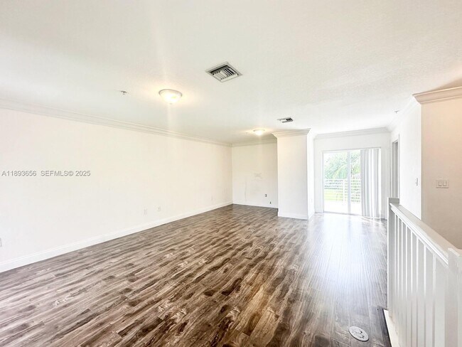 Building Photo - 813 SE 18th Ct