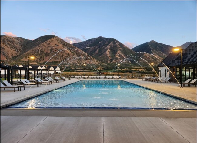 Building Photo - 1487 E 690 N