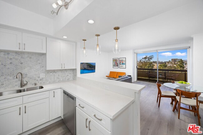 Building Photo - 321 S San Vicente Blvd