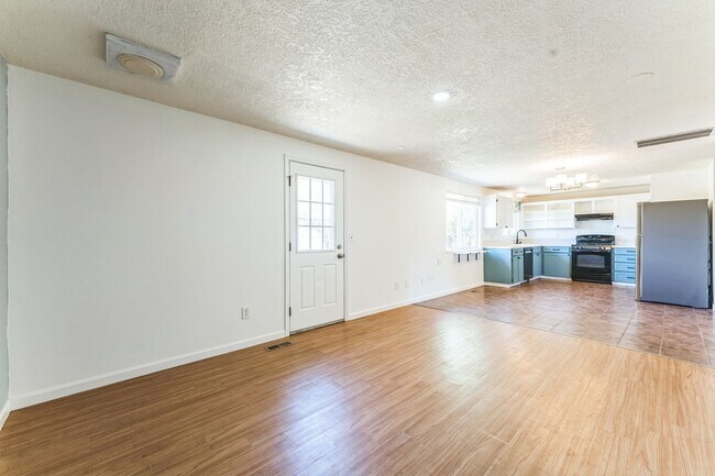Building Photo - $500 gift card with lease by 9/1/25. Water...