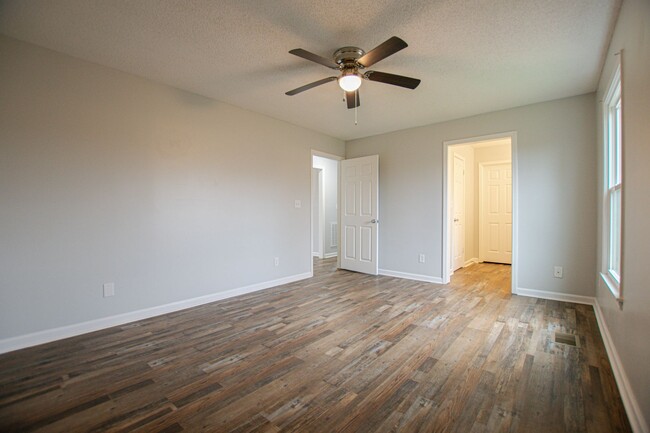 Building Photo - Pet Friendly Three Bedroom!