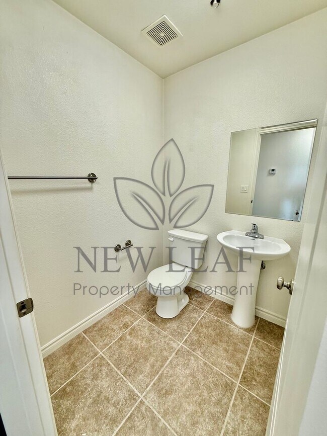 Building Photo - 4 Bedroom home on Private lot in PHELAN CA